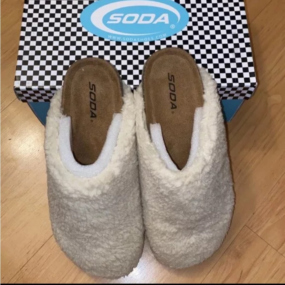 Women’s Soda Beige Faux Fur Slippers. NWB
